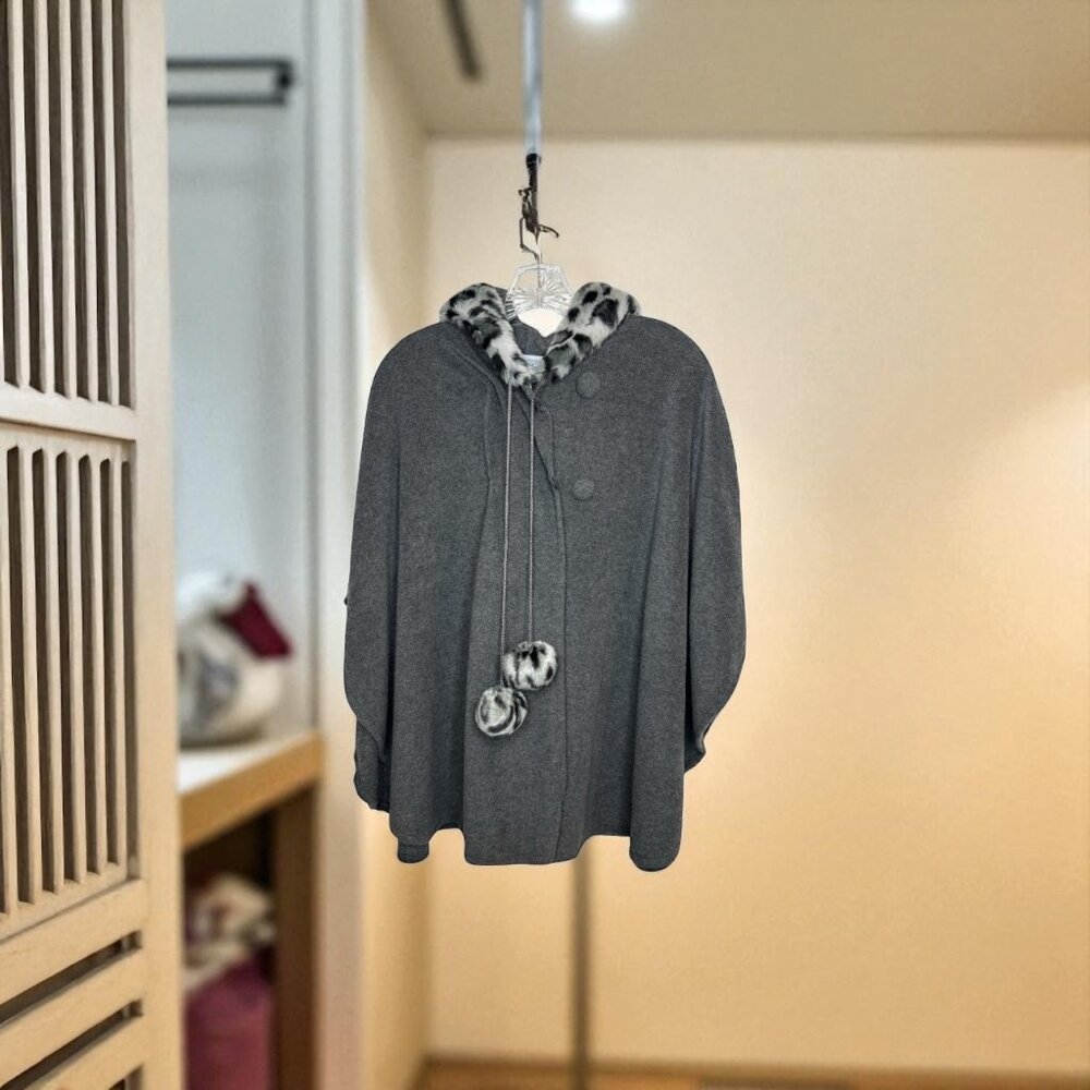 NWT Charming Charlie Hooded Poncho w/ Faux Fur Trim – One Size